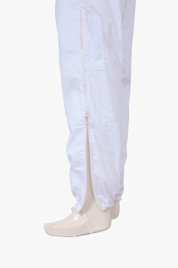 Ventilated beekeeping trousers made from cotton mesh with leg-high zippers, adjustable velcro and elastic, and a large front pocket.