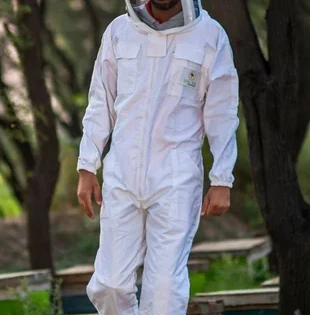 Image of a man in a beekeeper suit, focusing on the body without showing the face, serving as a design element for beekeeping-related projects.